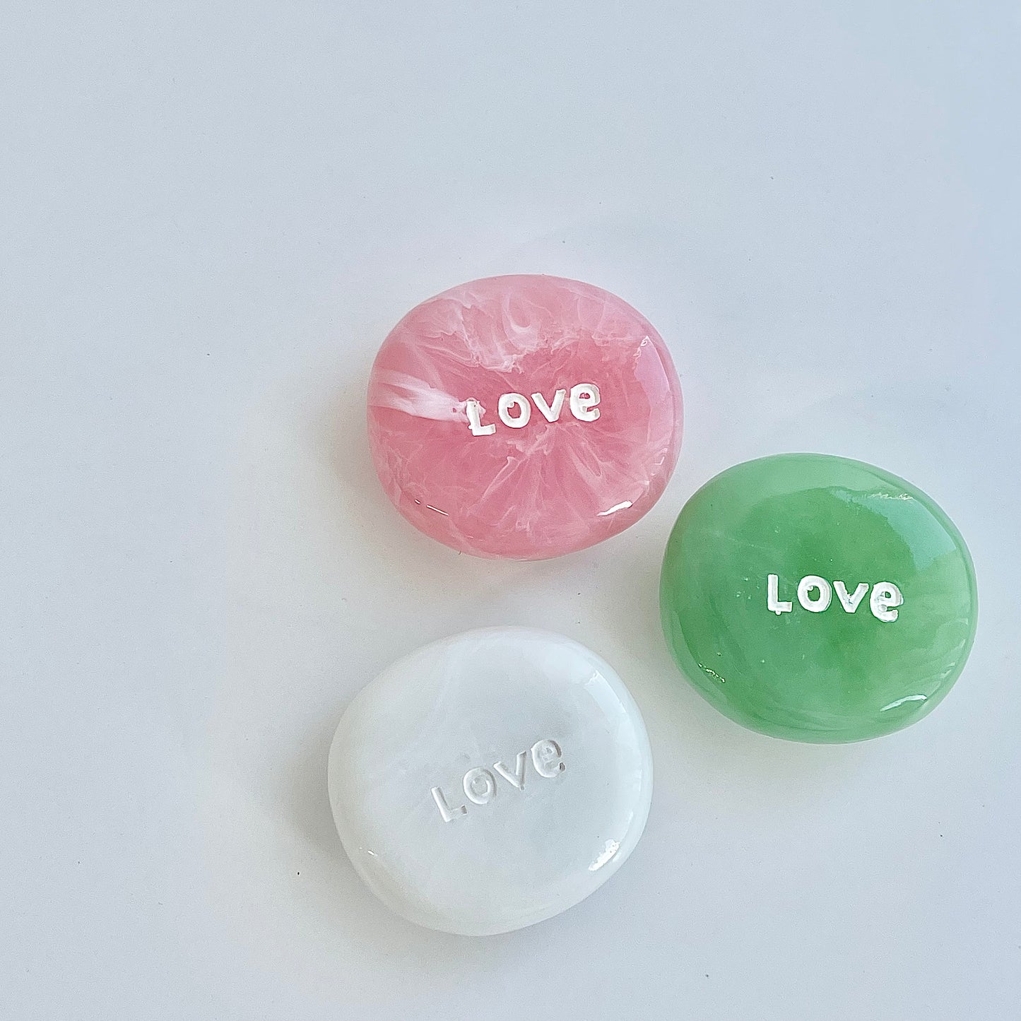 "LOVE" round stone grip #white
