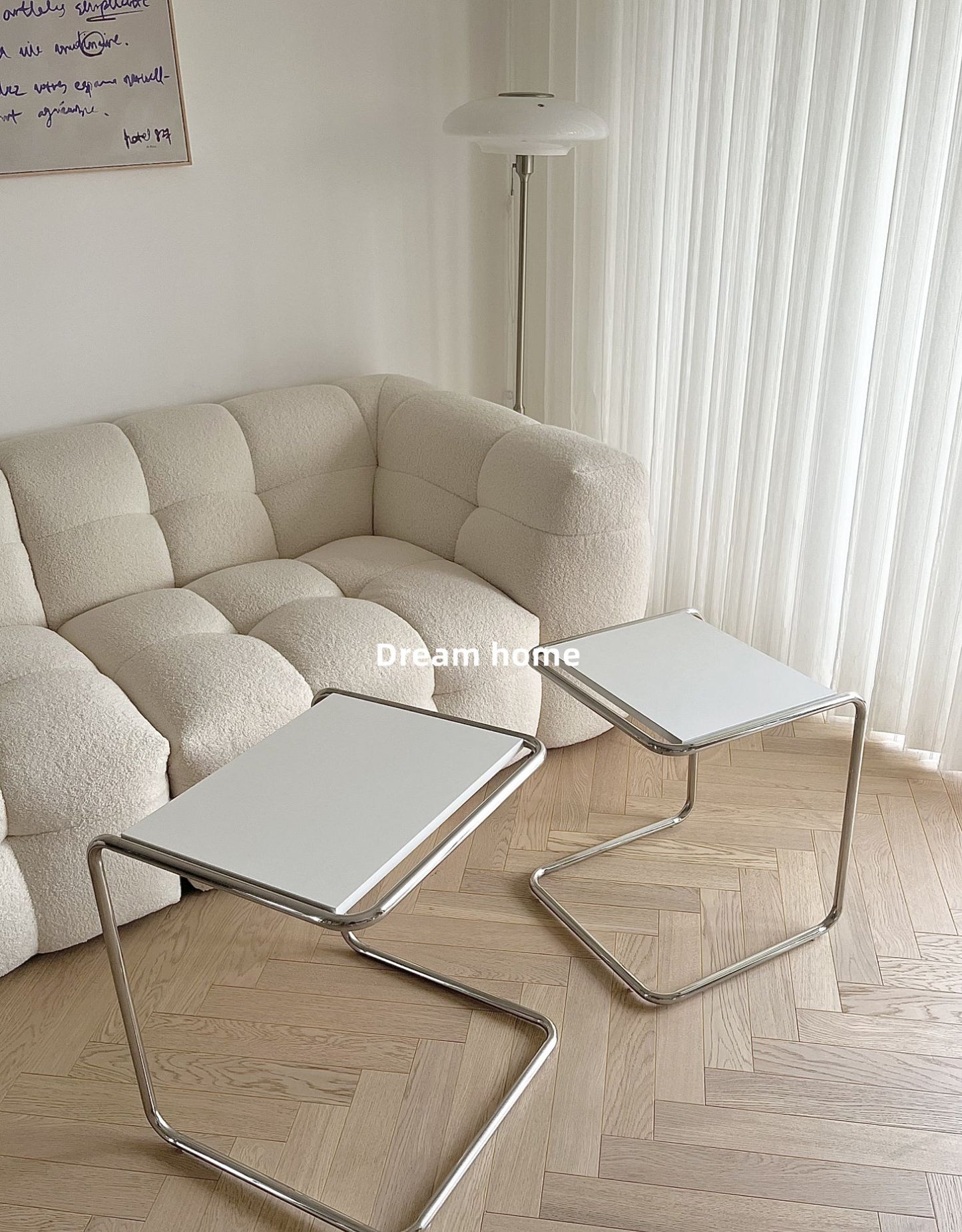 ソファーと二つのサイドテーブル