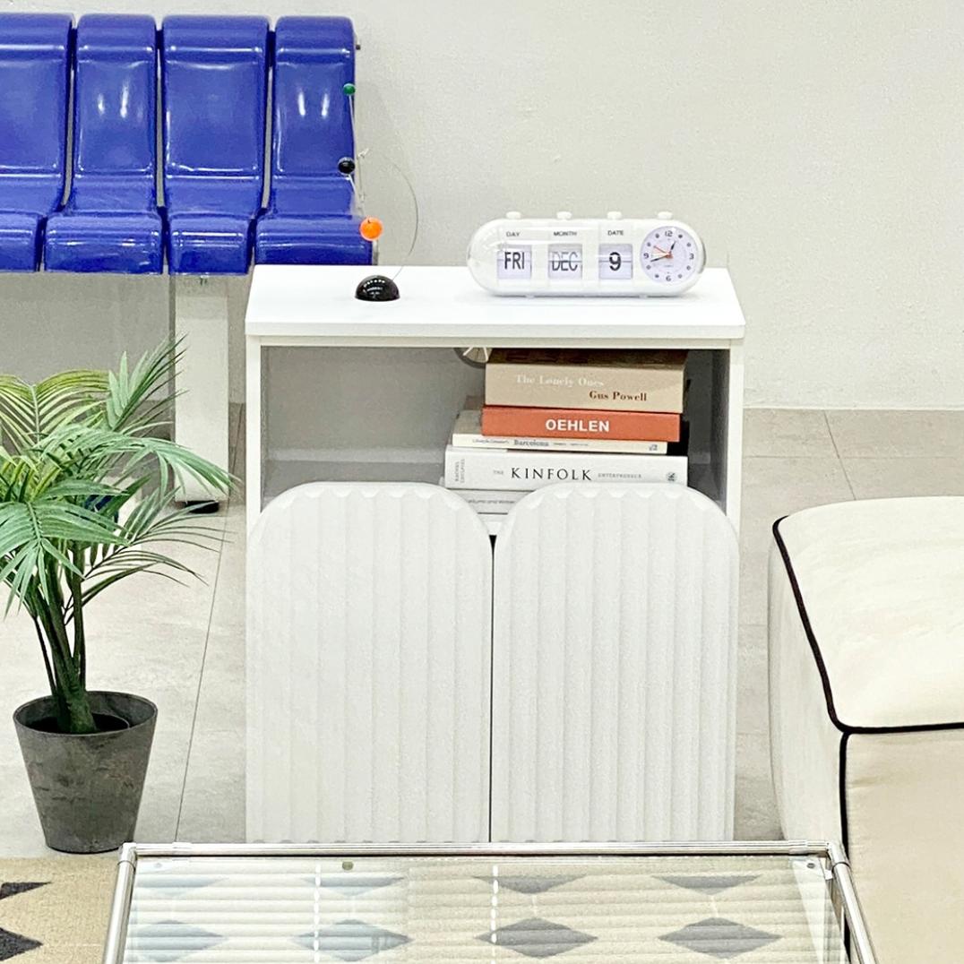 CLOVER side table with display rack