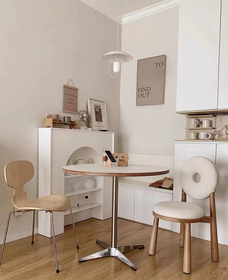 丸いテーブルと二つの椅子が置かれた部屋