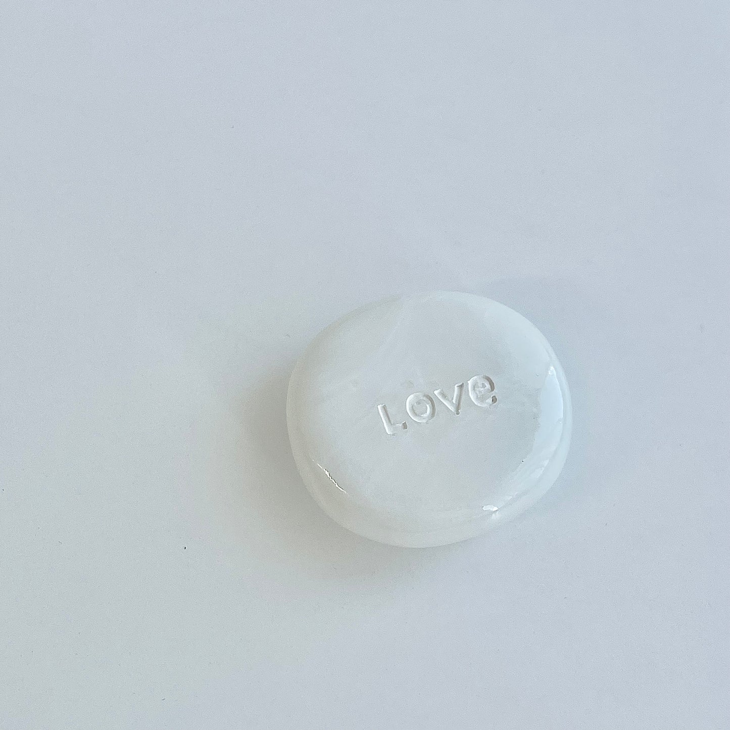 "LOVE" round stone grip #white