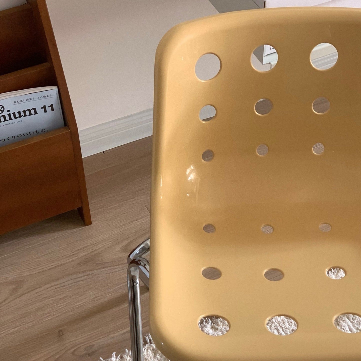 穴の空いた黄色い椅子のズーム画像