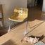 黄色い椅子と猫
