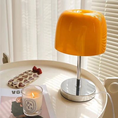 オレンジ色のガラステーブルランプ