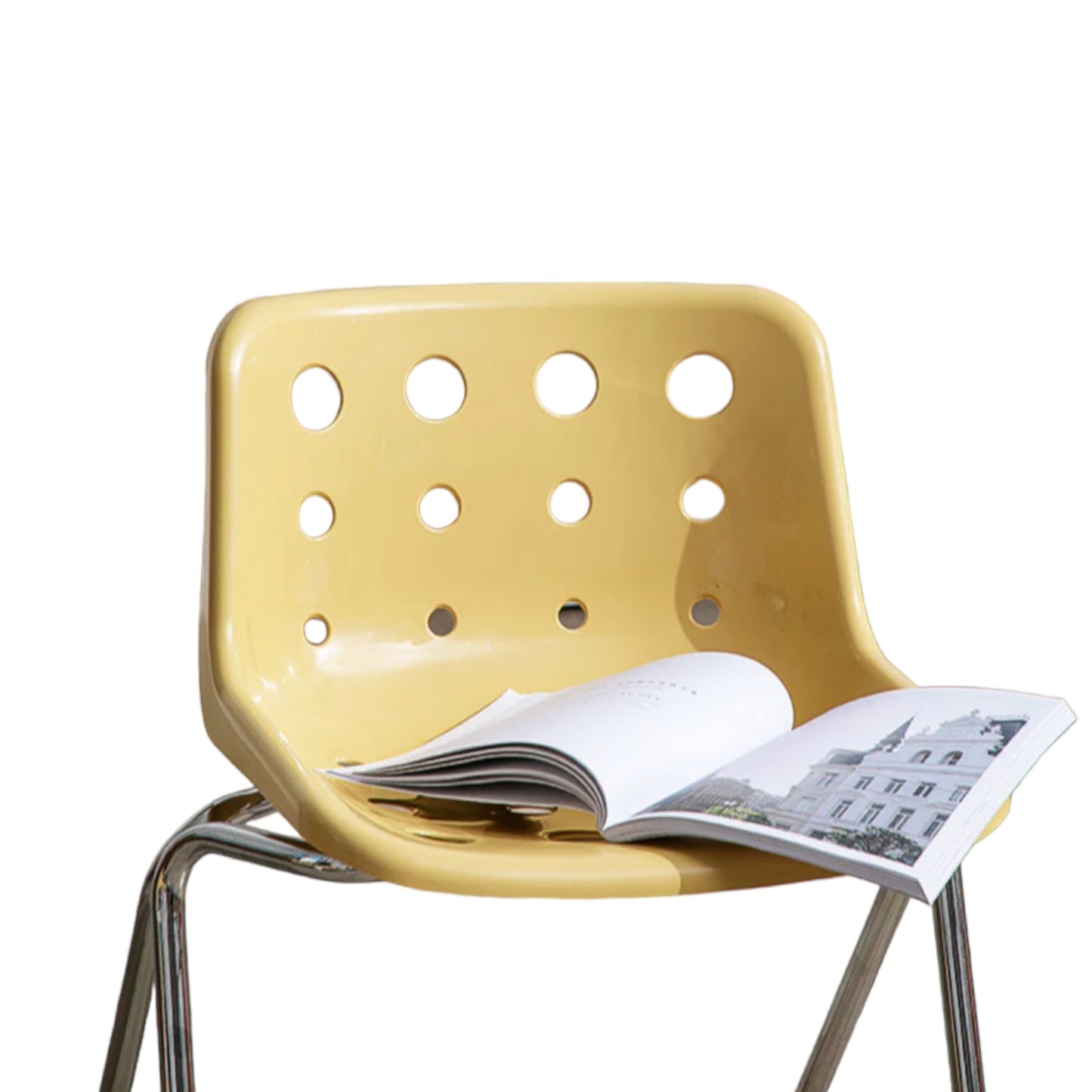 正面からの黄色い椅子