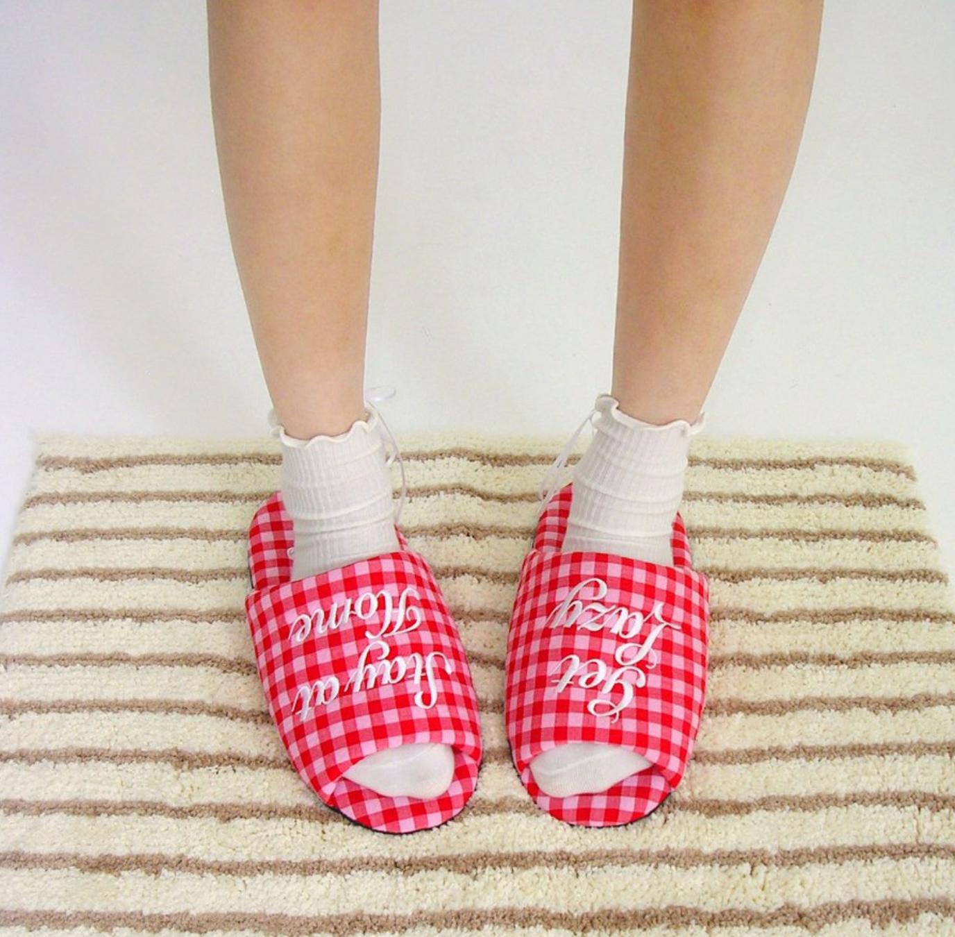 checkered room slippers | Lazyz