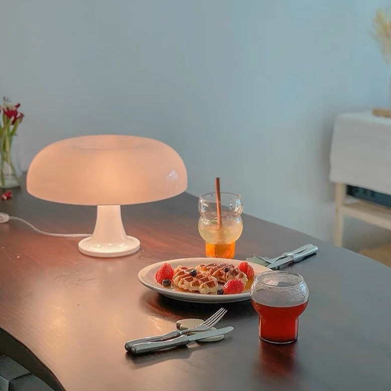 灯のついたマッシュルーム型のテーブルランプ