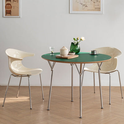 緑のテーブルと二つの白い椅子