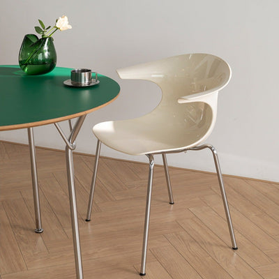 緑のテーブルと白い椅子