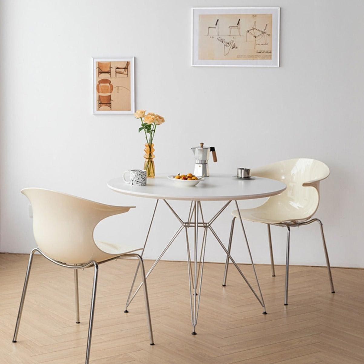 白いテーブルと二つの白い椅子