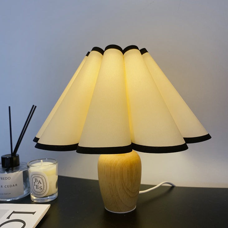 灯の灯された木製のテーブルランプ