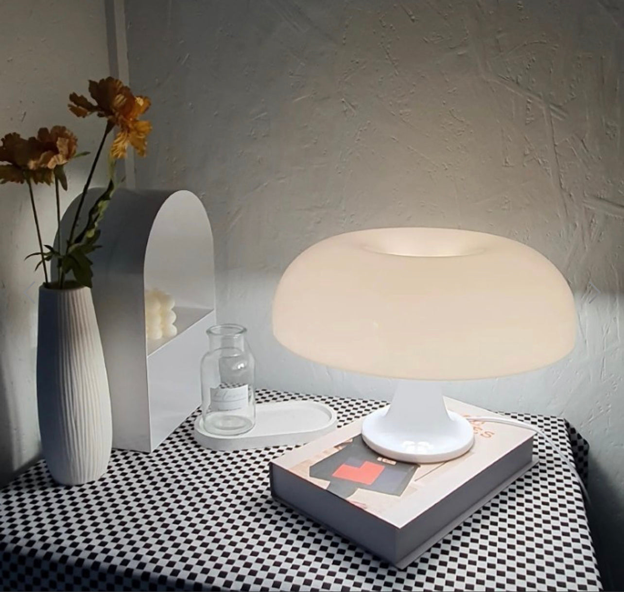 灯のついた白いマッシュルーム型のランプ